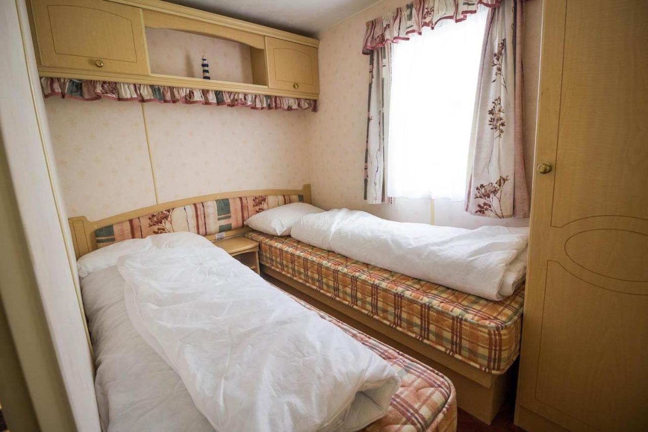 6 Berth Caravan With Decking Nearby Heacham Beach In Norfolk Ref 21047A Hotel Exterior photo