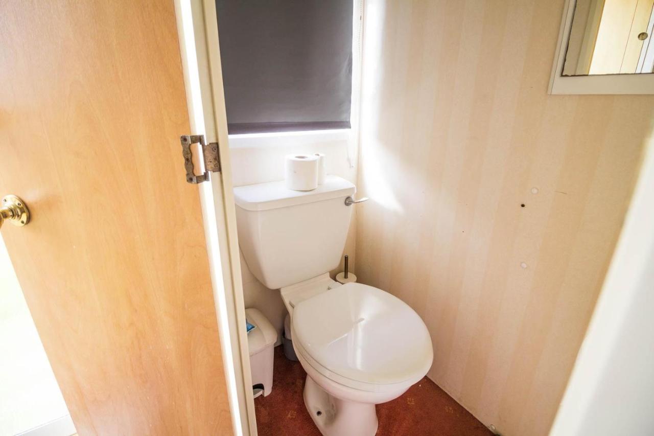 6 Berth Caravan With Decking Nearby Heacham Beach In Norfolk Ref 21047A Hotel Exterior photo