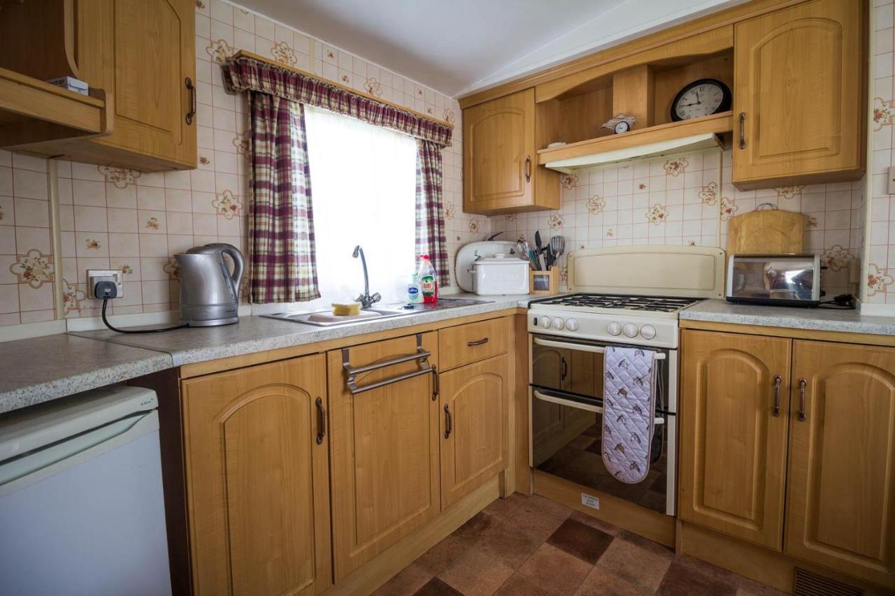 6 Berth Caravan With Decking Nearby Heacham Beach In Norfolk Ref 21047A Hotel Exterior photo