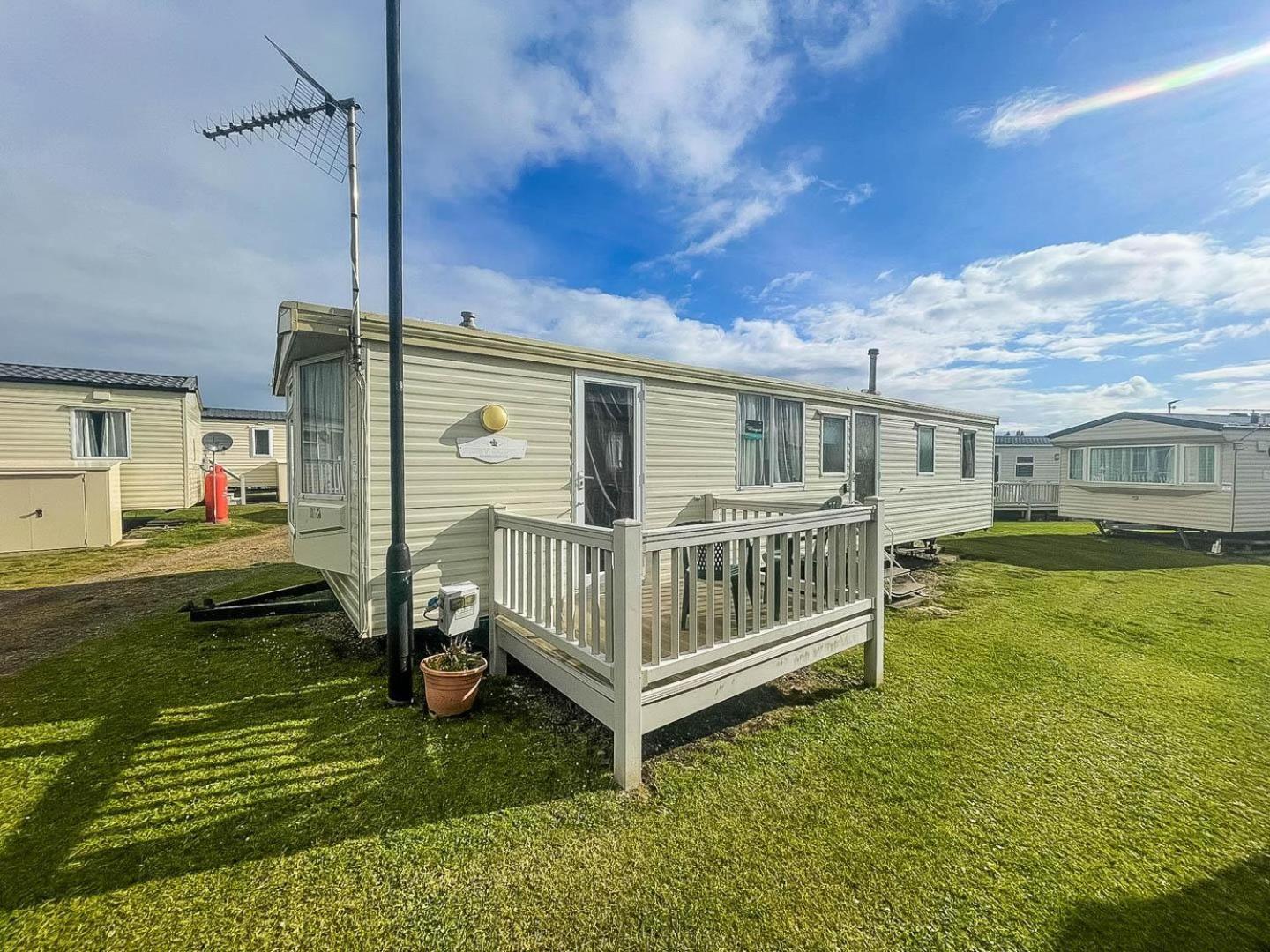6 Berth Caravan With Decking Nearby Heacham Beach In Norfolk Ref 21047A Hotel Exterior photo