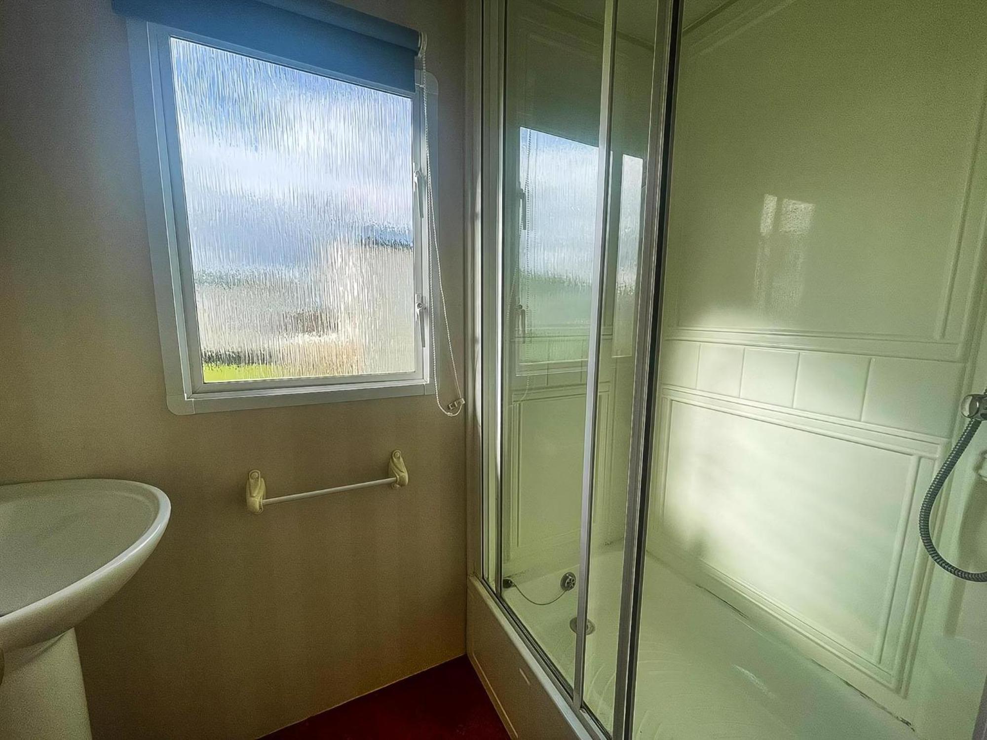 6 Berth Caravan With Decking Nearby Heacham Beach In Norfolk Ref 21047A Hotel Exterior photo